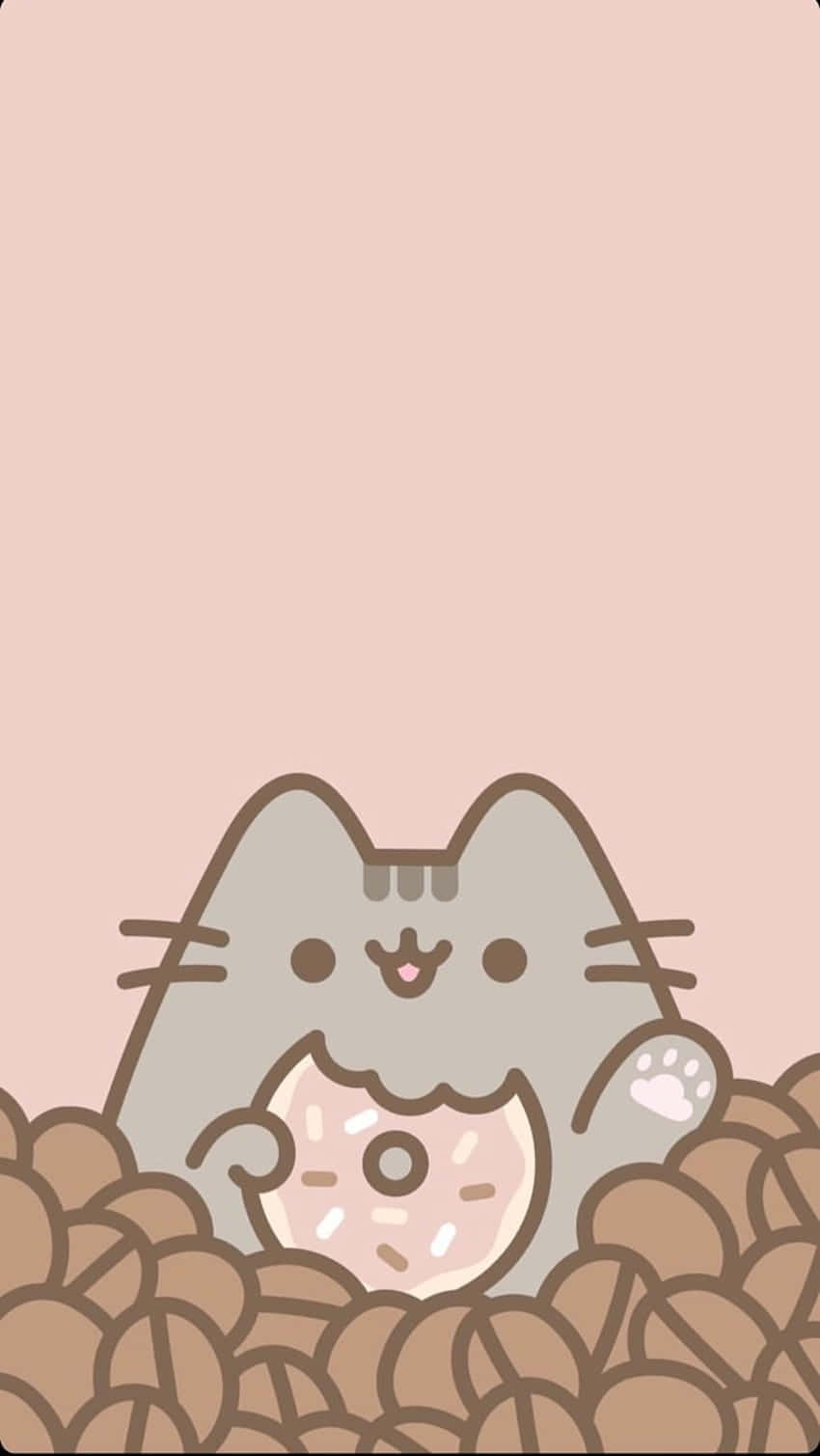 Cute Pusheen 桌布 壁紙 — 一隻可愛的灰色卡通貓咪從一堆棕色甜甜圈中探出頭來，拿著一個有粉紅色糖霜和彩針的甜甜圈，背景是柔和的粉紅色。