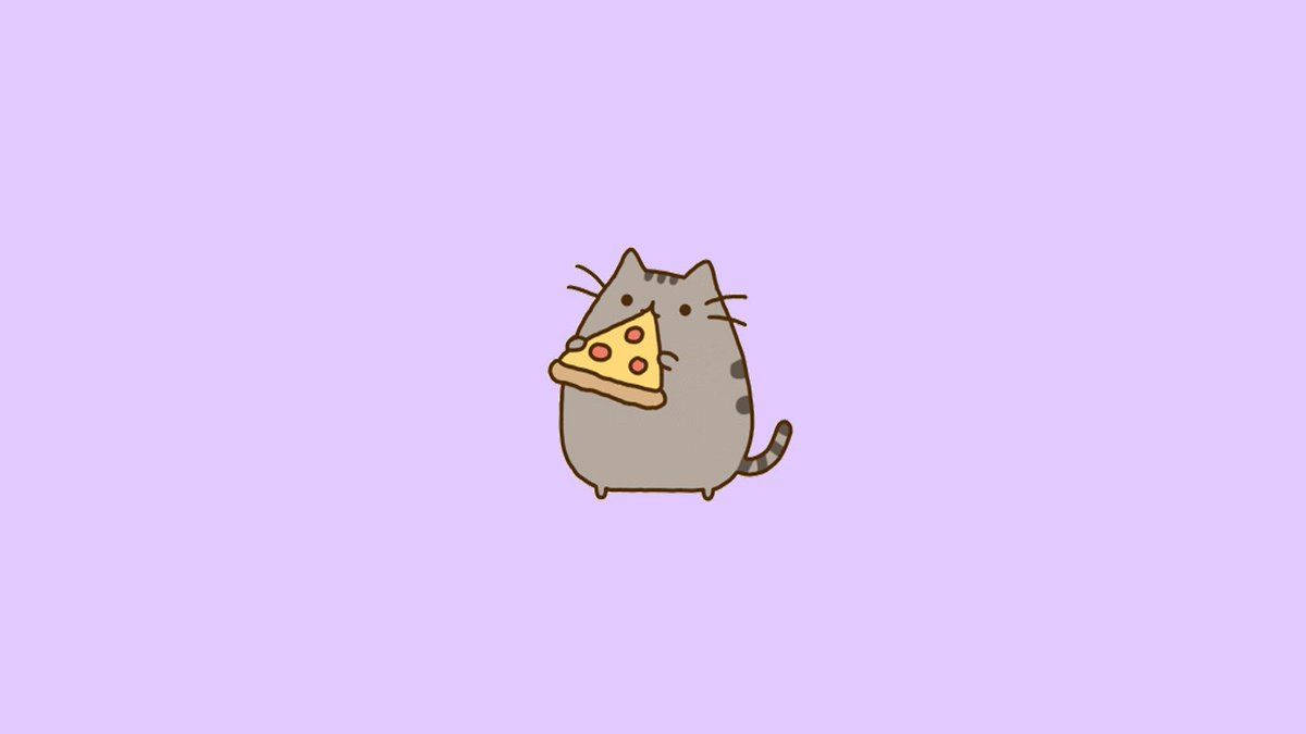 pusheen 動圖 桌布 壁紙 — 一隻可愛的灰色卡通貓咪拿著一片義大利辣香腸披薩，背景是柔和的薰衣草色。