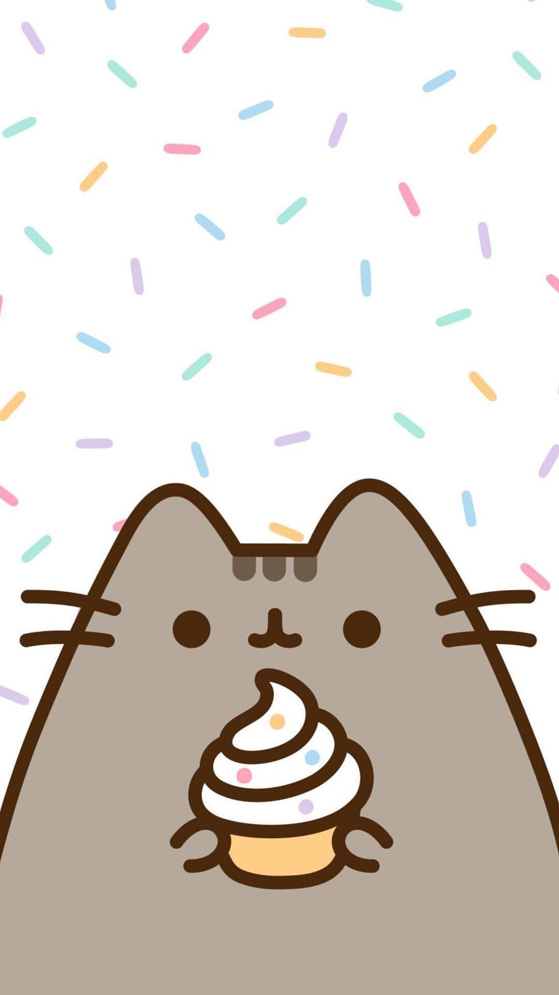 Cute Kawaii Cat 桌布 壁紙 — 一隻可愛的灰色大眼貓咪在白色背景上快樂地拿著一個頂部有漩渦和彩色糖粒的杯子蛋糕。
