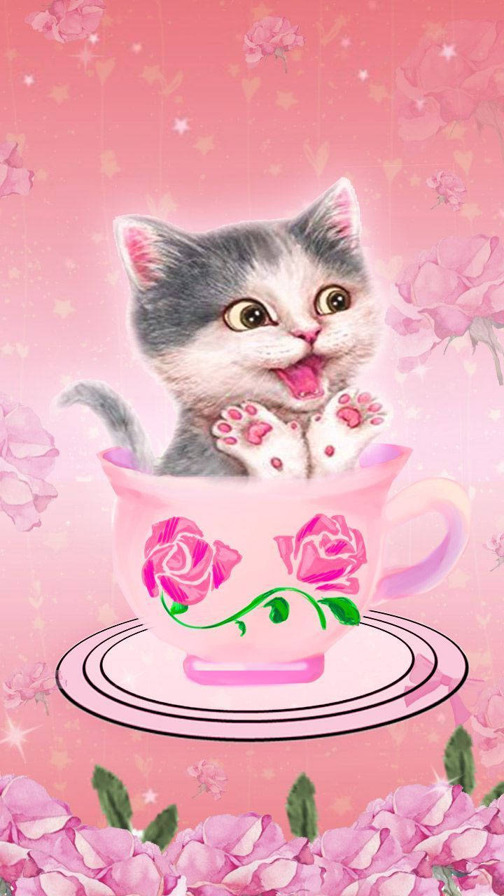 Pink Cat 桌布 壁紙 — 一隻可愛的灰色小貓咪從一個飾有玫瑰花的粉紅色茶杯中頑皮地伸出舌頭，背景是夢幻的花卉圖案。