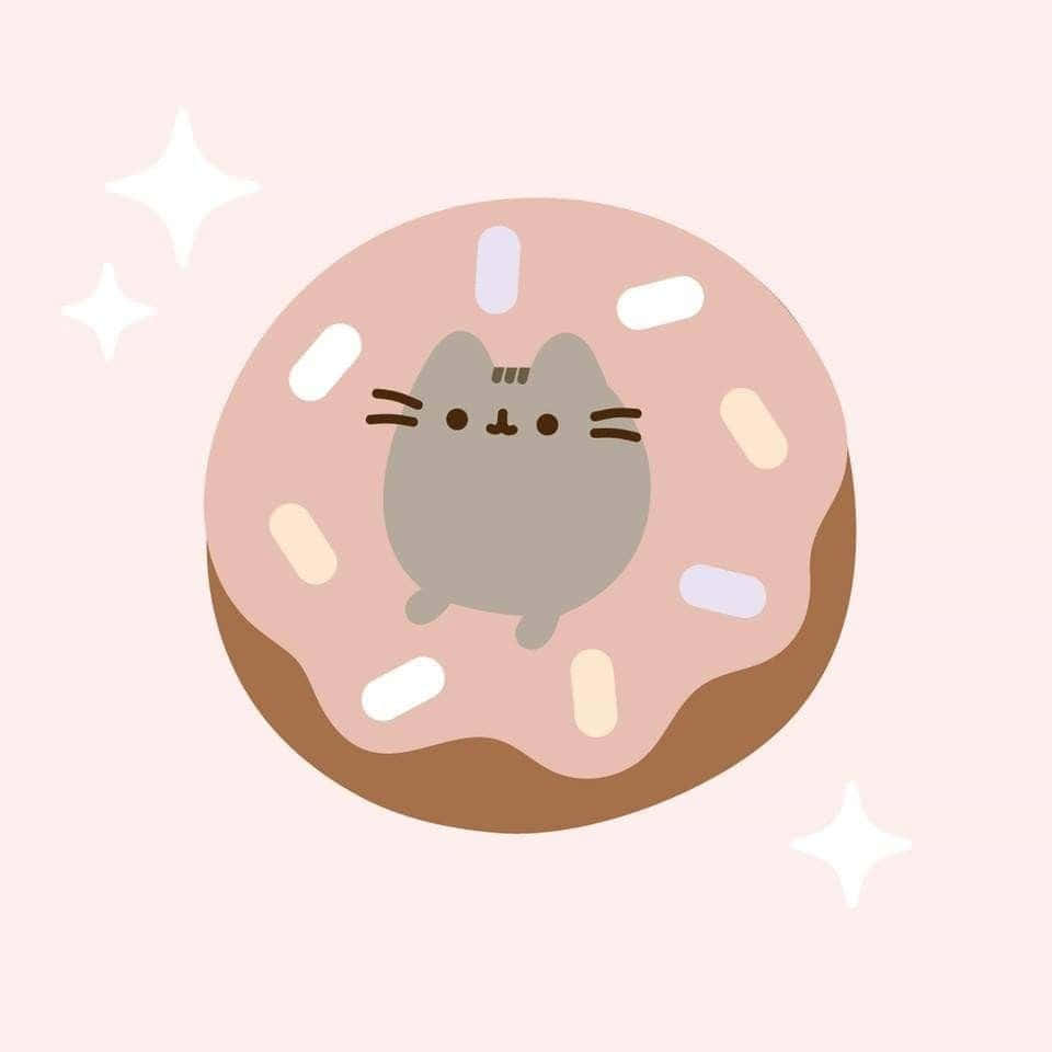 pusheen 動圖 桌布 壁紙 — 一隻可愛的灰色貓咪，有鬍鬚，坐在一個有彩色糖粒的粉紅色糖霜甜甜圈上，背景是柔和的粉紅色，帶有閃光。