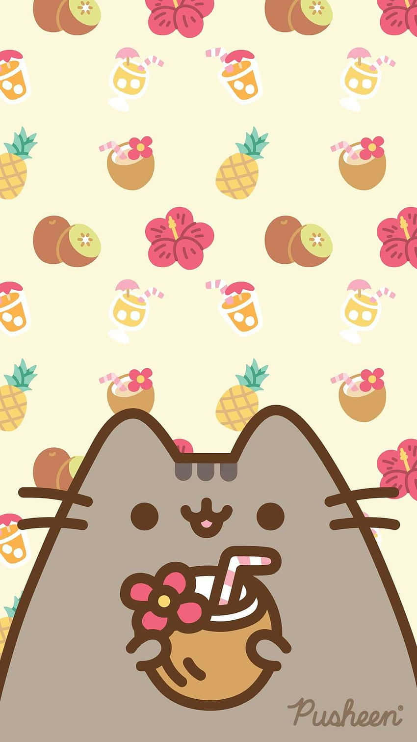 Cute Pusheen 桌布 壁紙 — 一隻可愛的灰色貓咪拿著一杯熱帶飲品，周圍是重複的水果和花卉圖案，背景為淡黃色。