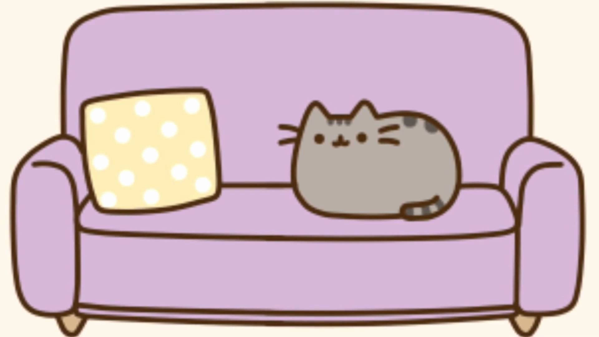 pusheen 動圖 桌布 壁紙 — 一隻可愛的灰色貓咪躺在淡紫色沙發上，旁邊有一個黃色圓點枕頭。