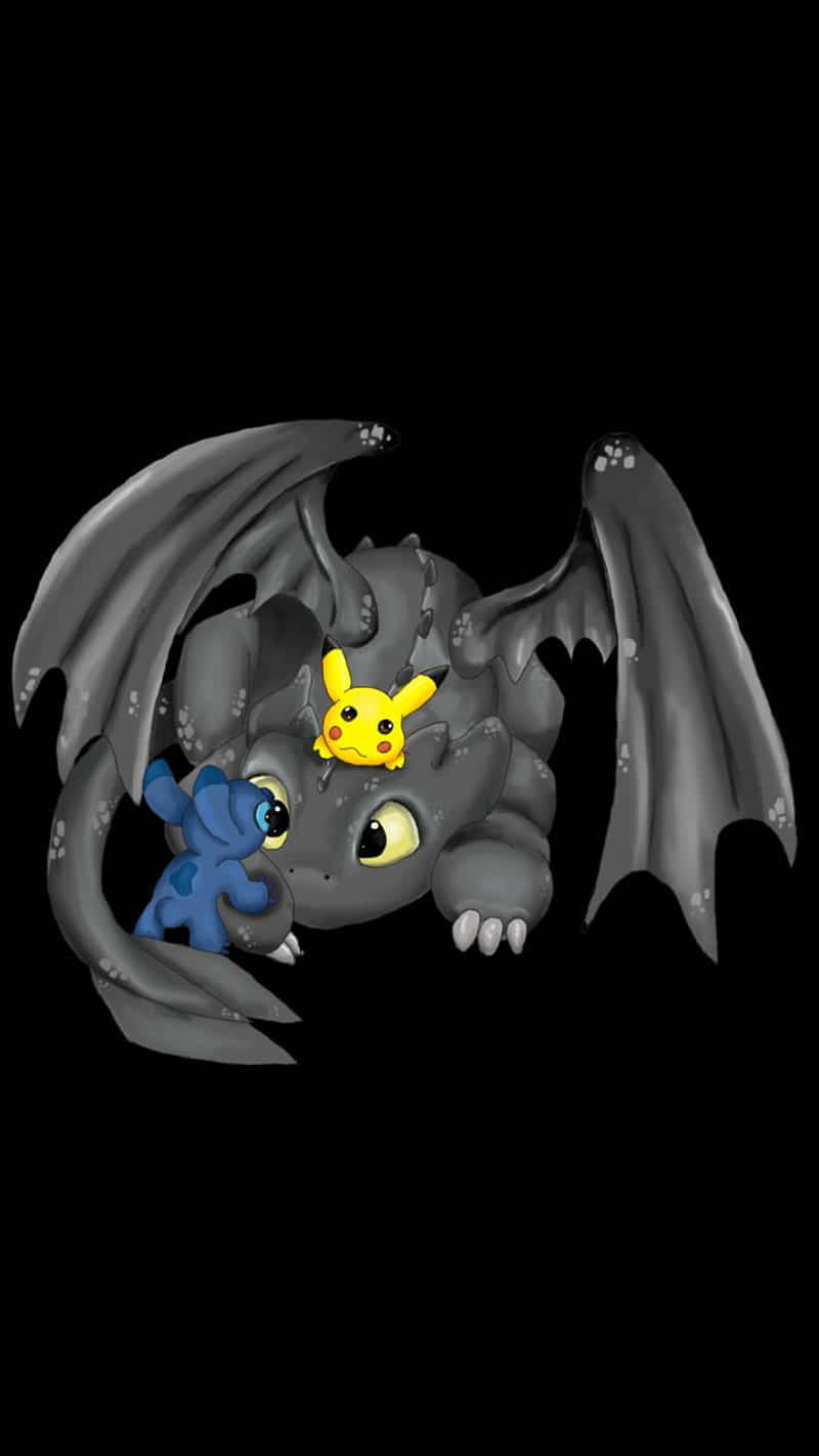 Toothless And Stitch 桌布 壁紙 — 一隻可愛的灰色龍，黃色眼睛，在黑色背景上輕輕地將藍色史迪奇和黃色皮卡丘放在背上。