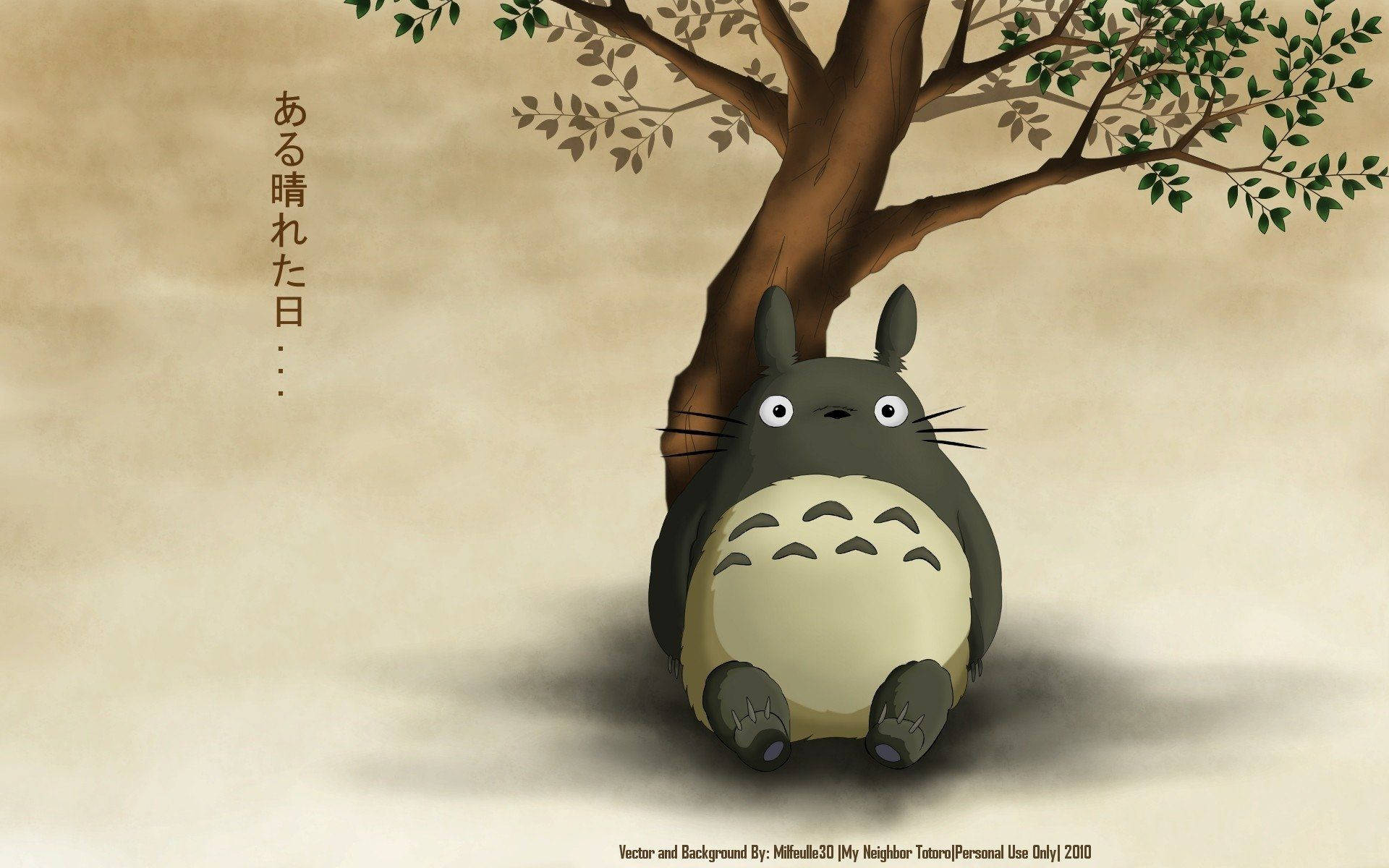 龍貓 桌布 壁紙 — 一隻可愛的灰色龍貓坐在樹下，樹上有綠葉，背景是柔和的米色。