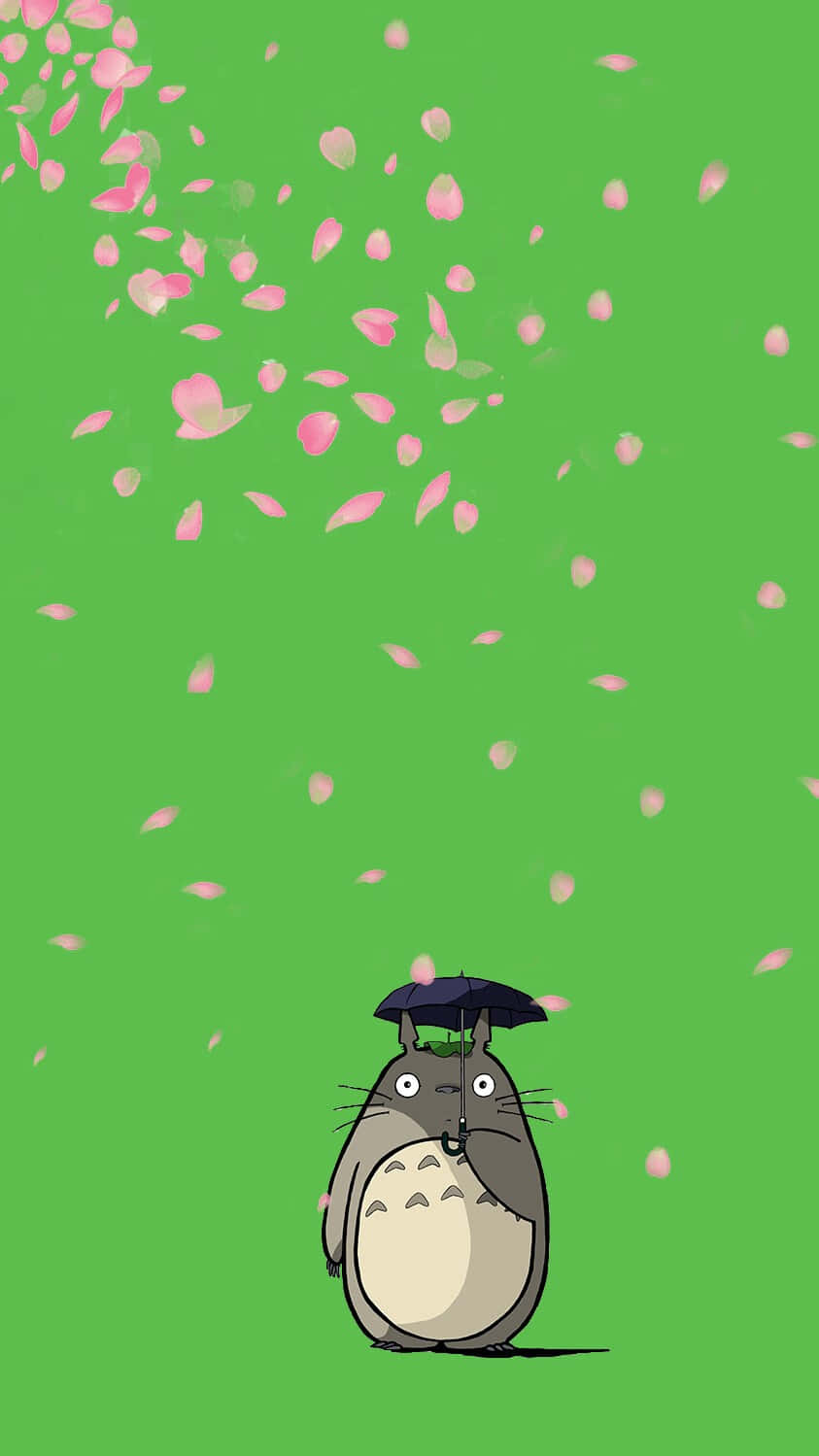 Sakura Blossom 桌布 壁紙 — 一隻可愛的灰色龍貓拿著一把小傘，粉紅色的櫻花花瓣在充滿活力的綠色背景中飄落。