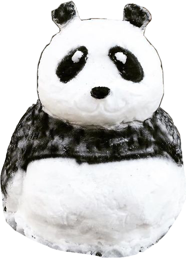 可愛熊貓 桌布 壁紙 — 一隻可愛的熊貓雪雕，帶有黑色眼斑和耳朵，背景是純黑色。