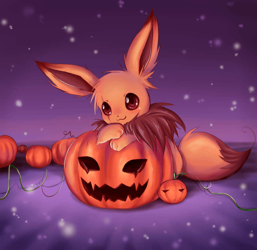 Cute Eevee 桌布 壁紙 — 一隻可愛的狐狸般動漫生物，有大眼睛，坐在雕刻南瓜燈上面，在星光燦爛的紫色天空下。
