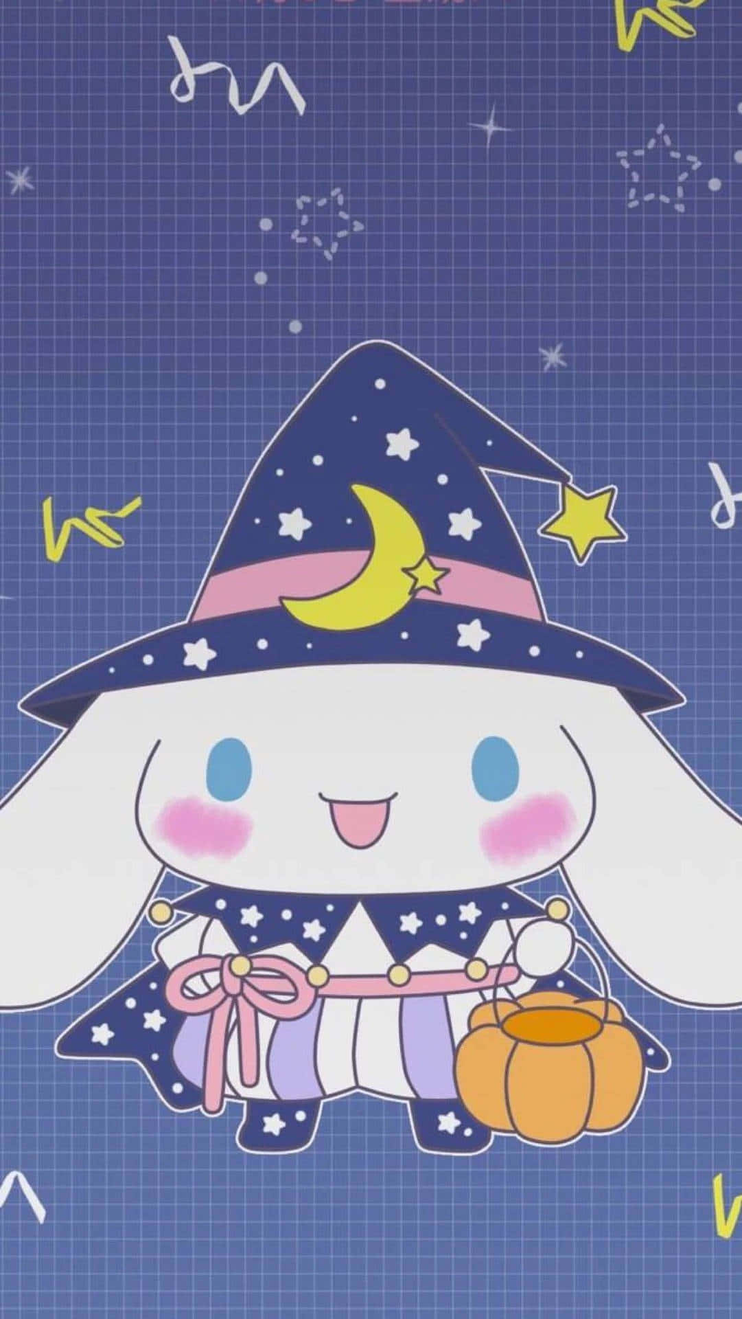 Cinnamoroll Sanrio 桌布 壁紙 — 一隻可愛的白兔，戴著星星女巫帽和披風，拿著南瓜桶，背景是藍色網格，散落著星星和月亮。