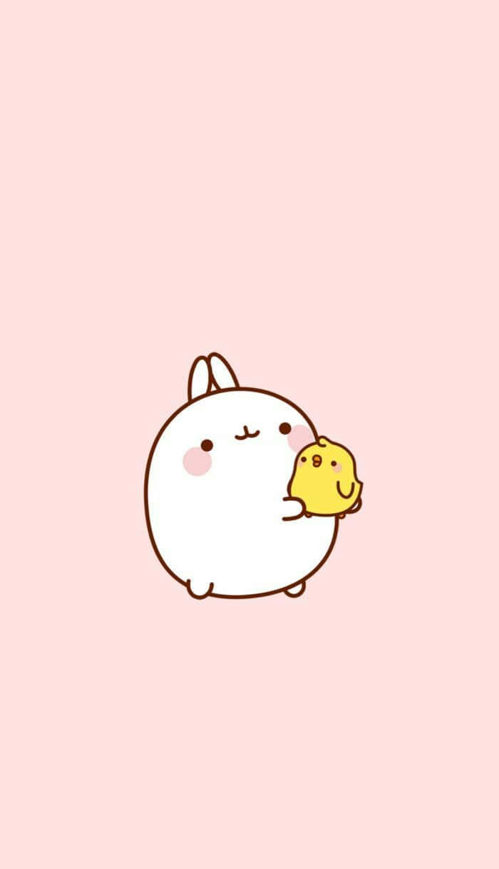 Molang 桌布 壁紙 — 一隻可愛的白兔，粉紅色的臉頰，輕輕地抱著一隻小黃雞，背景是柔和的粉紅色。