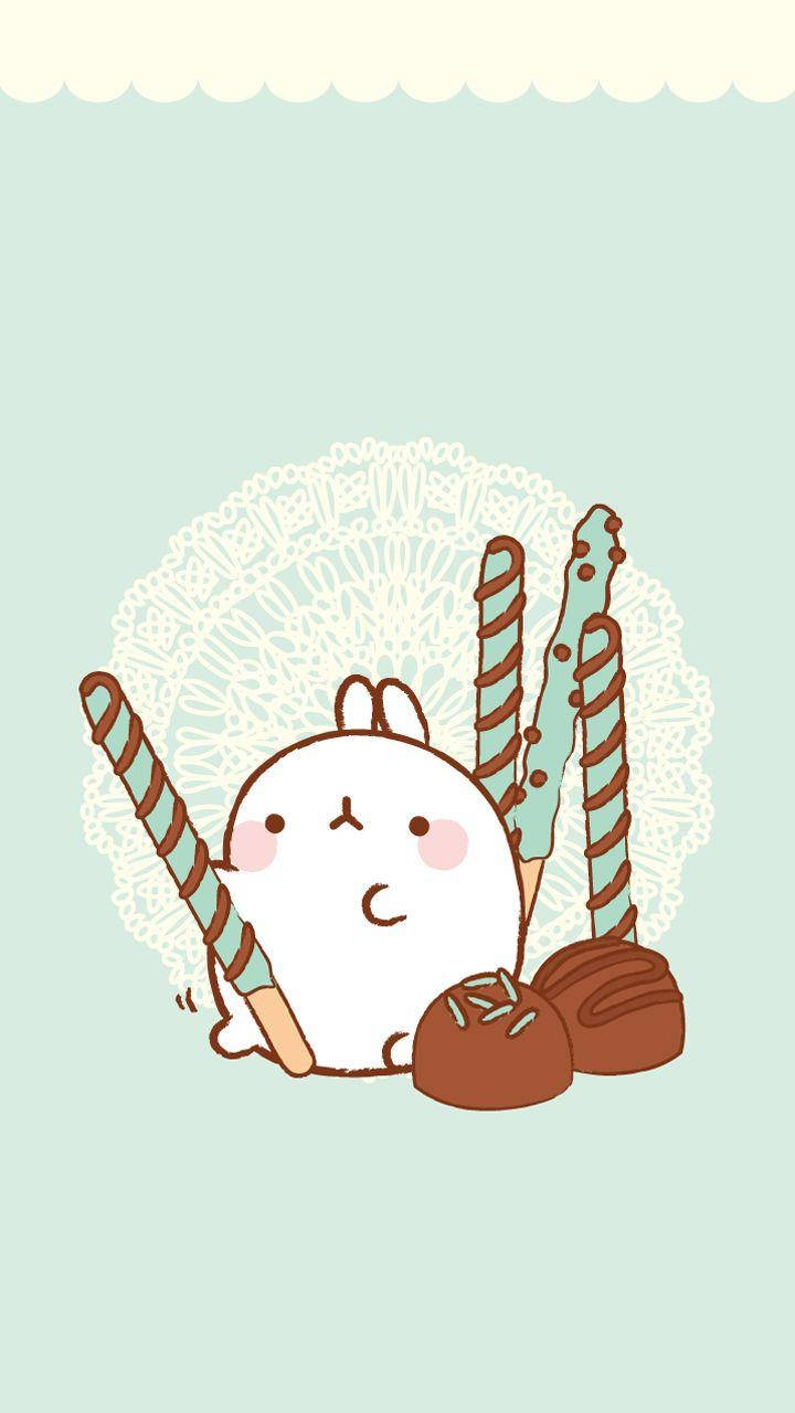 Molang 桌布 壁紙 — 一隻可愛的白兔，粉紅色臉頰，坐在薄荷色背景的蕾絲墊上，旁邊有巧克力松露和拐杖糖。