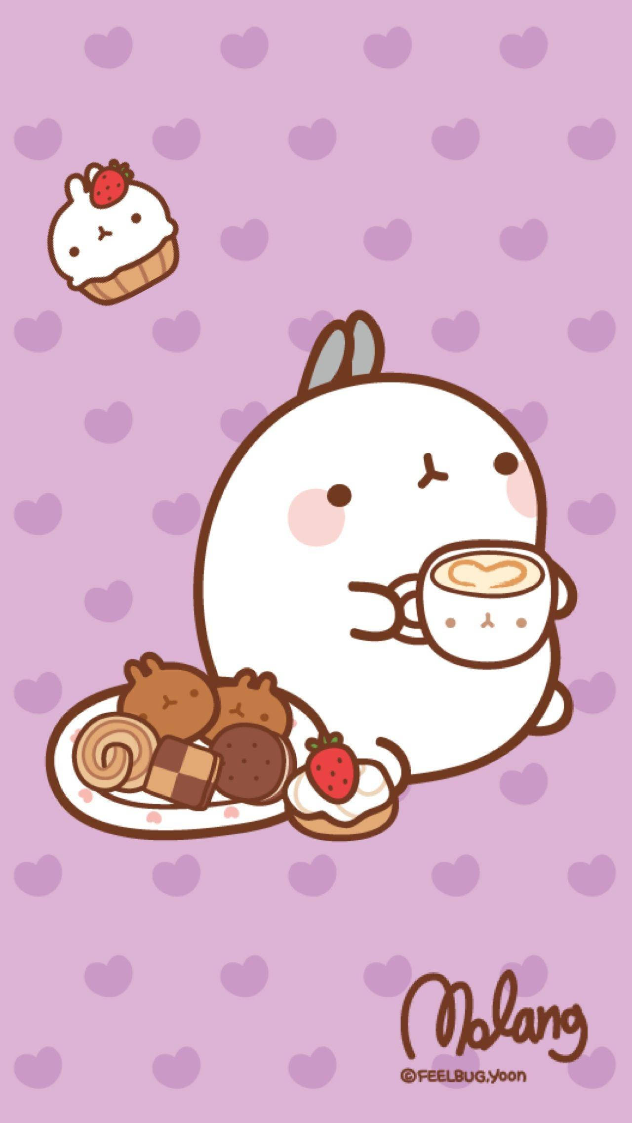 Molang 桌布 壁紙 — 一隻可愛的白兔，臉頰泛紅，在粉紅色心形圖案背景上，被糕點包圍，啜飲咖啡。