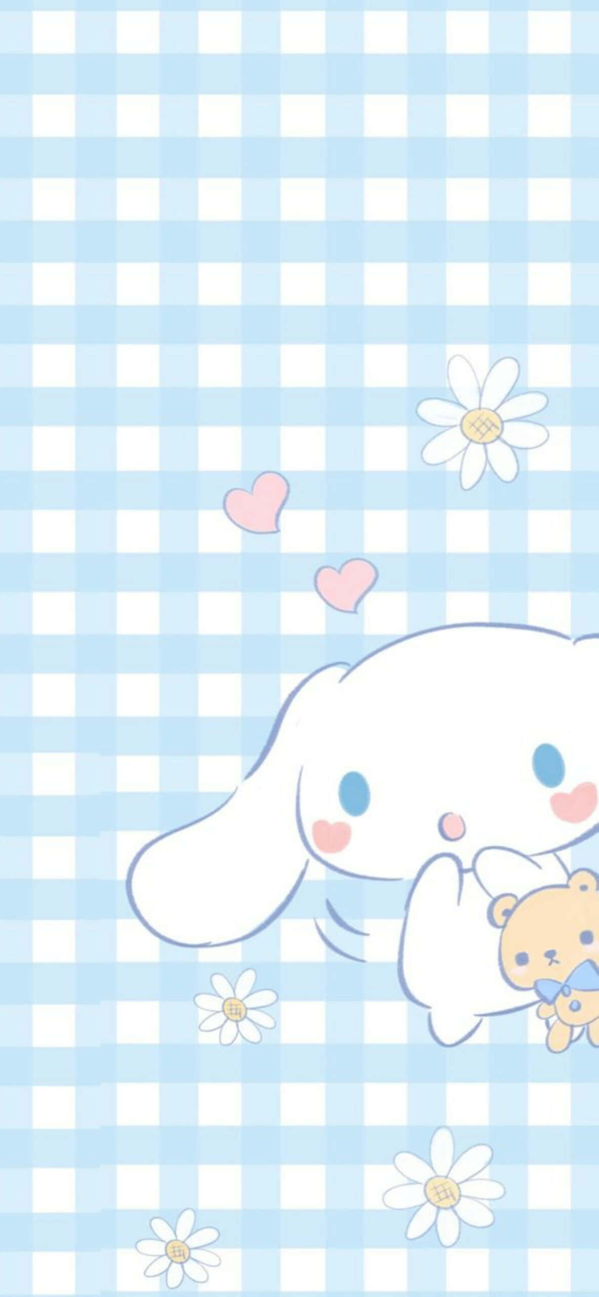 Cinnamoroll Sanrio 桌布 壁紙 — 一隻可愛的白兔，藍色眼睛，粉紅色臉頰，抱著一隻小熊，背景是淺藍色格子圖案，上面有雛菊和愛心。