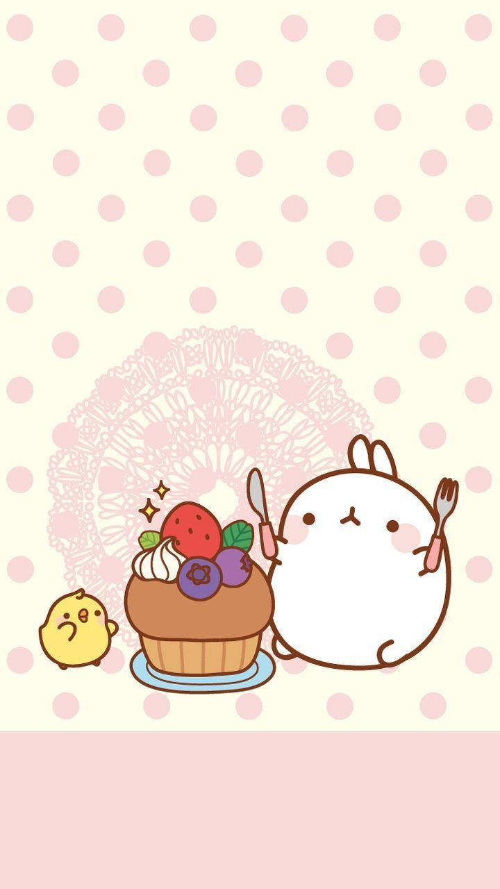 Molang 桌布 壁紙 — 一隻可愛的白兔和小黃雞欣賞著放在粉紅色圓點背景的蕾絲墊上、頂部有莓果的杯子蛋糕。