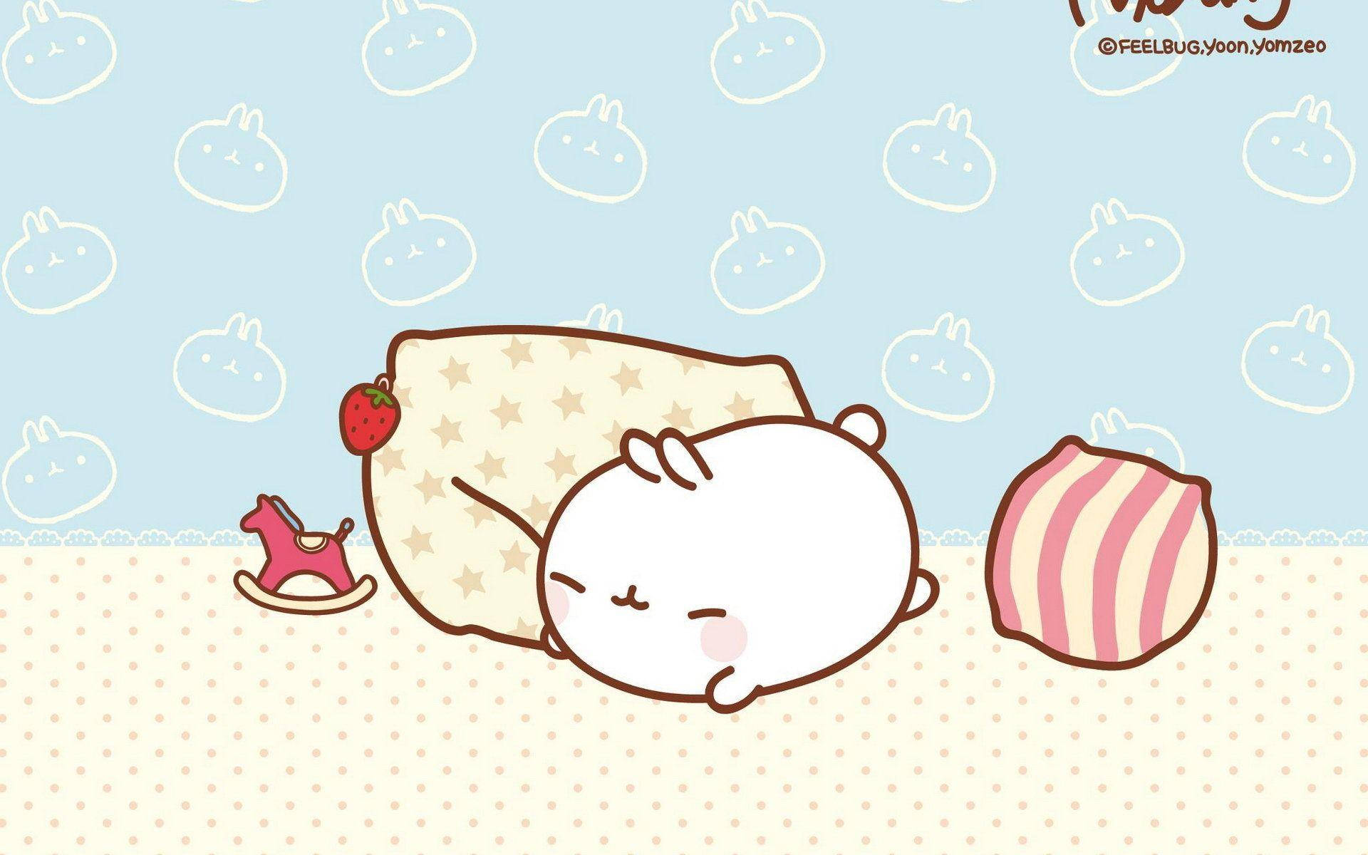 Molang 桌布 壁紙 — 一隻可愛的白兔在星星圖案的枕頭上安睡，旁邊有草莓和搖搖馬。