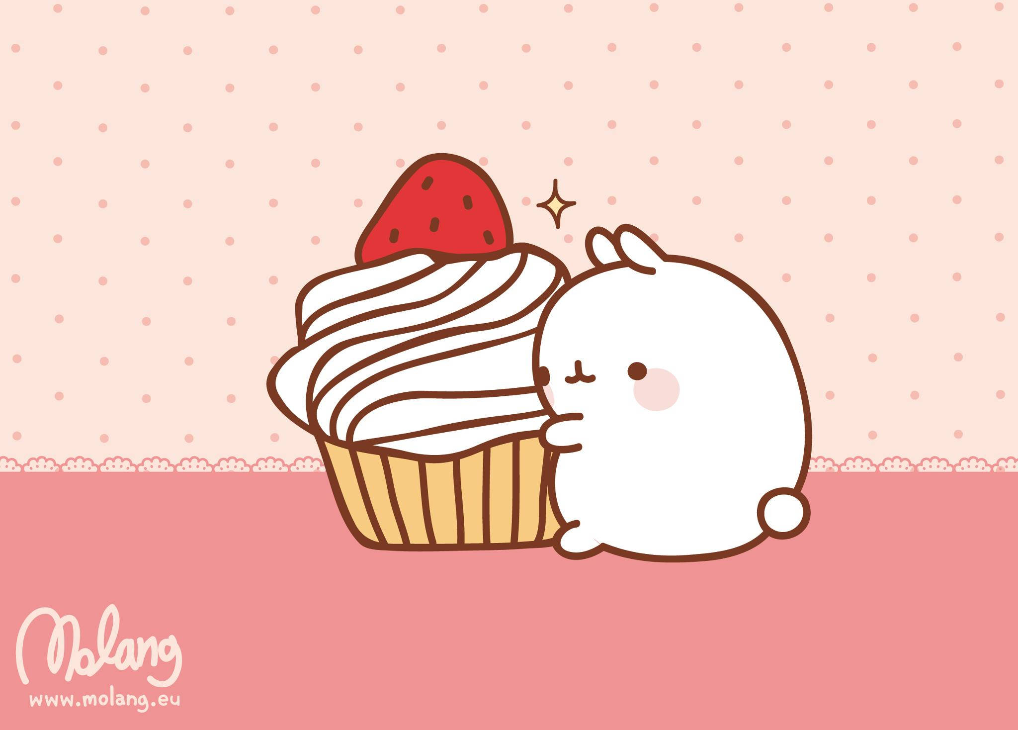 Molang 桌布 壁紙 — 一隻可愛的白兔在粉紅色圓點背景前擁抱一個頂部有草莓的杯子蛋糕。
