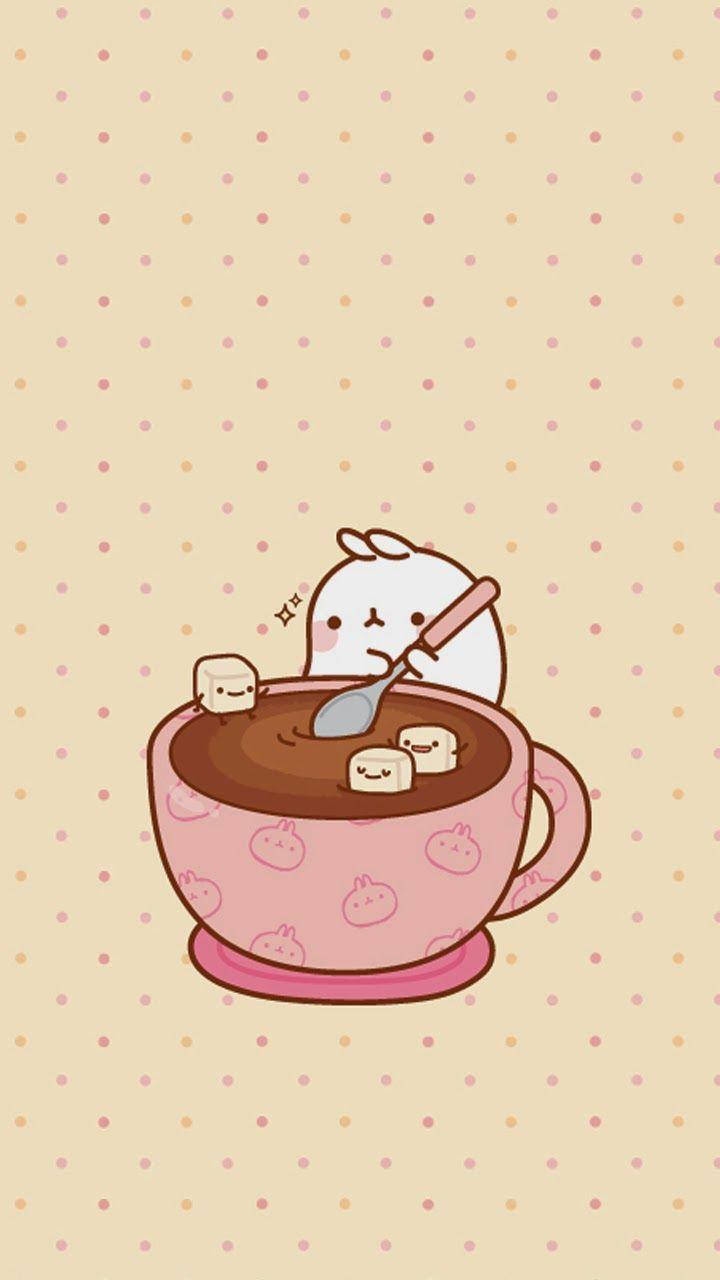 Molang 桌布 壁紙 — 一隻可愛的白兔在粉紅色杯子裡攪拌熱巧克力，裡面有微笑的棉花糖，背景是圓點圖案。