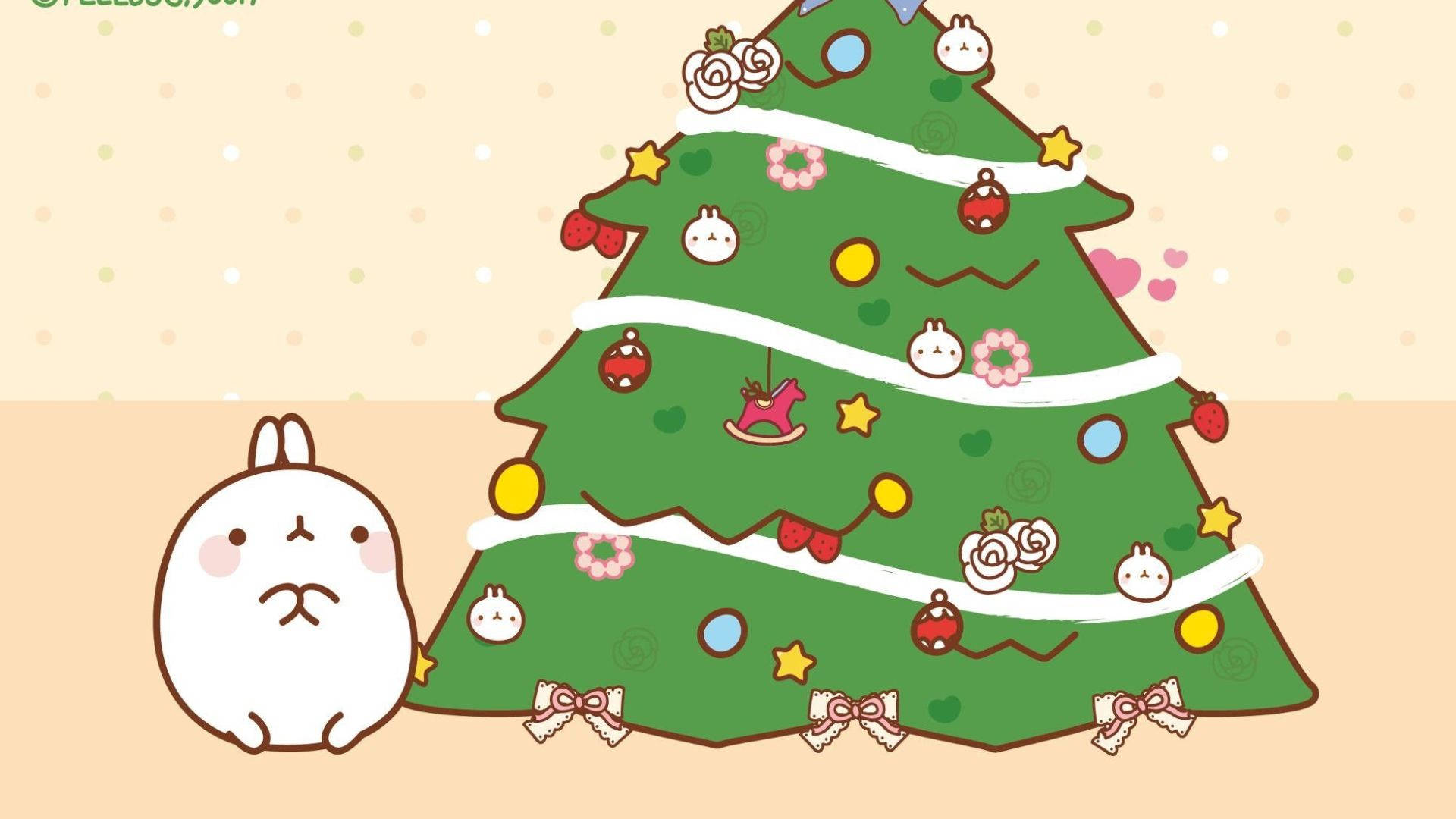 Kawaii Christmas 桌布 壁紙 — 一隻可愛的白兔坐在一棵裝飾明亮的聖誕樹旁，樹上掛有兔子裝飾和粉彩球。