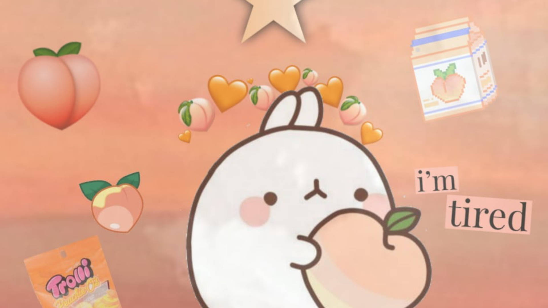 Peach 桌布 壁紙 — 一隻可愛的白兔拿著一個桃子，看起來很疲憊，漂浮的桃子零食和心形在柔和的桃子色天空中飄過。