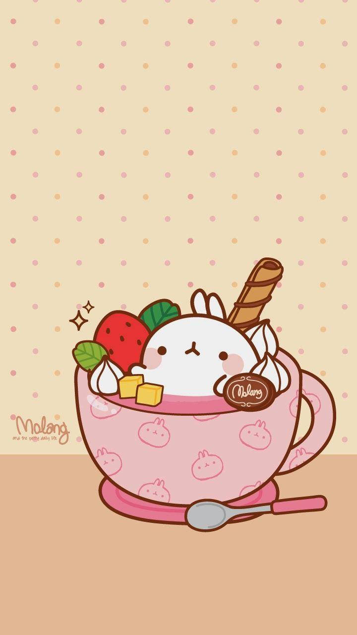 Molang 桌布 壁紙 — 一隻可愛的白兔角色坐在一個粉紅色茶杯裡，裡面裝滿了草莓奶油和威化餅，背景是圓點圖案。