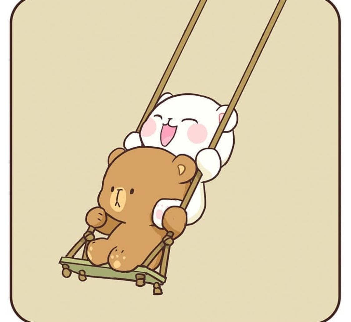 milk and mocha 桌布 壁紙 — 一隻可愛的白熊愉快地推著一隻棕熊盪鞦韆，背景是簡單的米色。