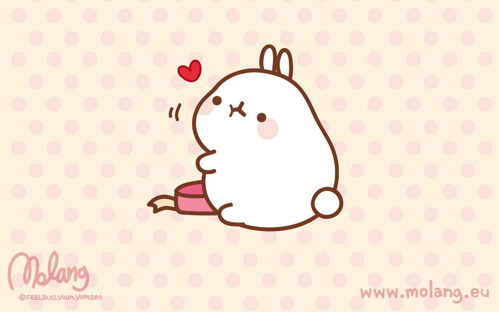 Molang 桌布 壁紙 — 一隻可愛的白色卡通兔，帶有棕色輪廓，開心地坐在粉紅色圓點背景上，有一個漂浮的紅色心形。