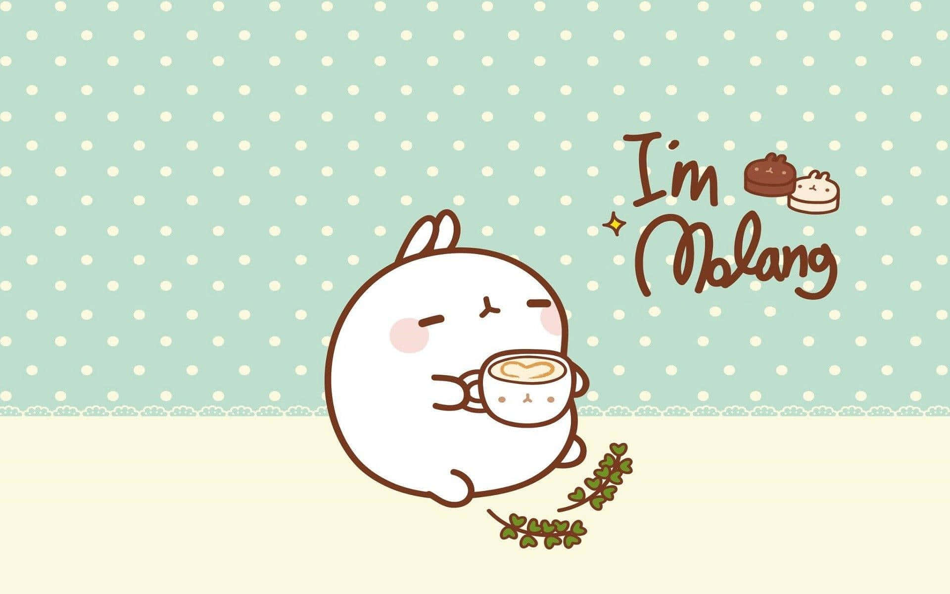 桌布 壁紙 — 一隻可愛的白色卡通兔兔在薄荷綠色圓點背景前微笑著喝咖啡。