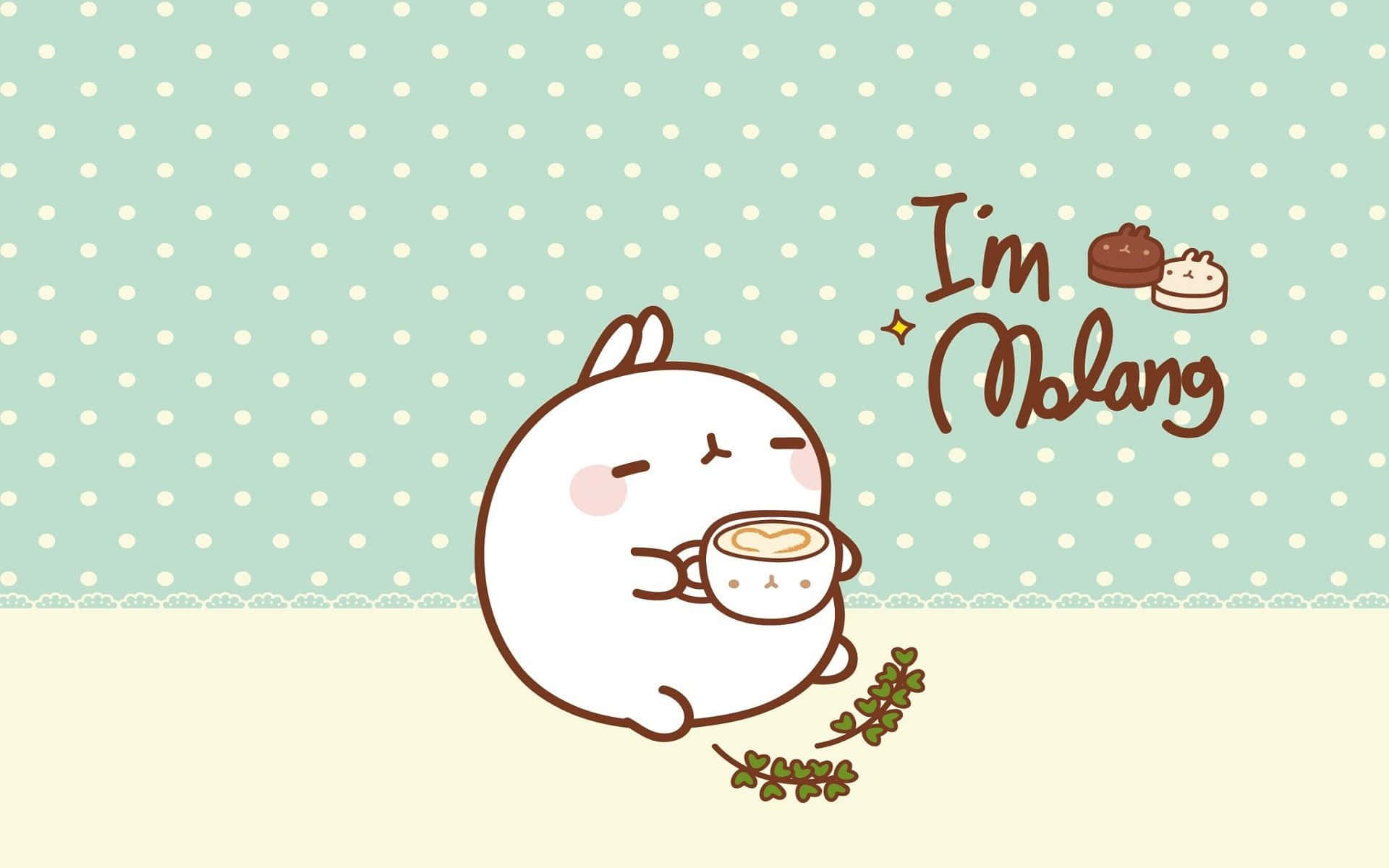 Molang 桌布 壁紙 — 一隻可愛的白色卡通兔在薄荷綠色圓點背景上微笑著喝咖啡。