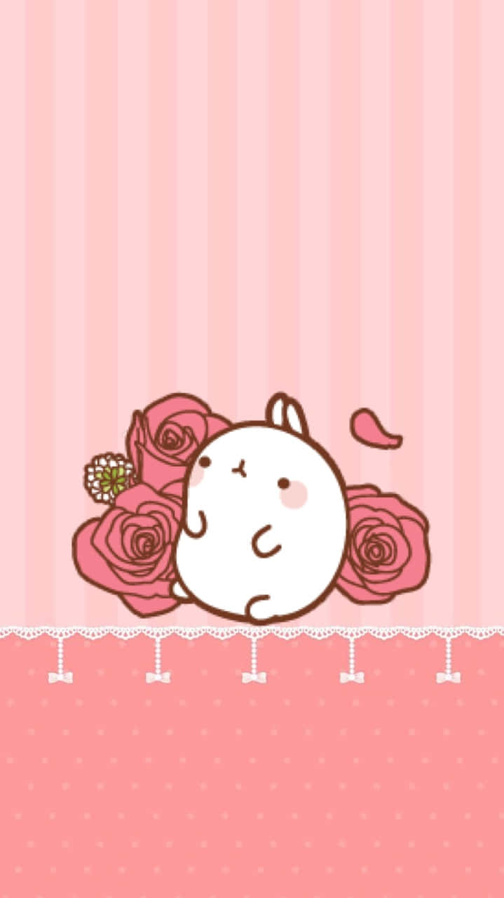 Molang 桌布 壁紙 — 一隻可愛的白色卡通兔子，臉頰泛紅，坐在粉紅玫瑰中，背景是粉紅條紋。