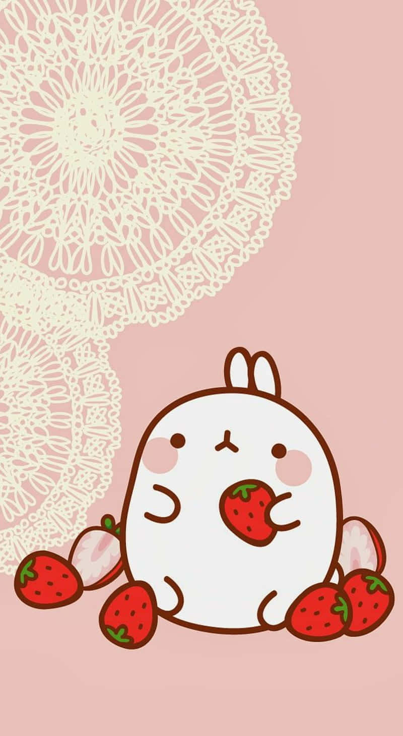 Strawberry 桌布 壁紙 — 一隻可愛的白色卡通兔子，臉頰粉紅，快樂地坐著，拿著一顆草莓，周圍有更多草莓，背景是柔和的粉紅色，帶有蕾絲桌墊圖案。