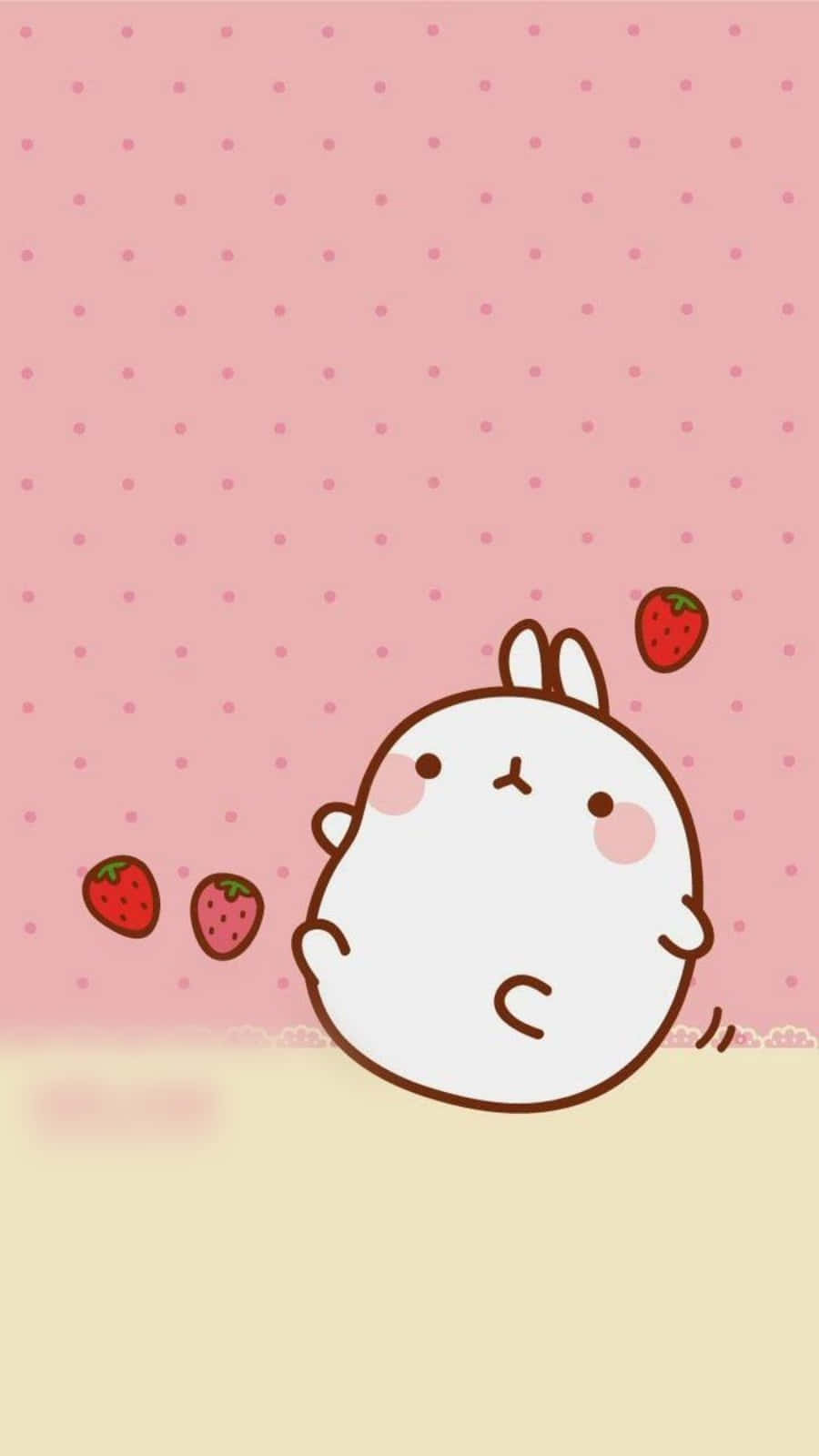 Molang 桌布 壁紙 — 一隻可愛的白色卡通兔子，臉頰紅潤，在粉紅色圓點背景和漂浮草莓後面的邊緣後面偷看。