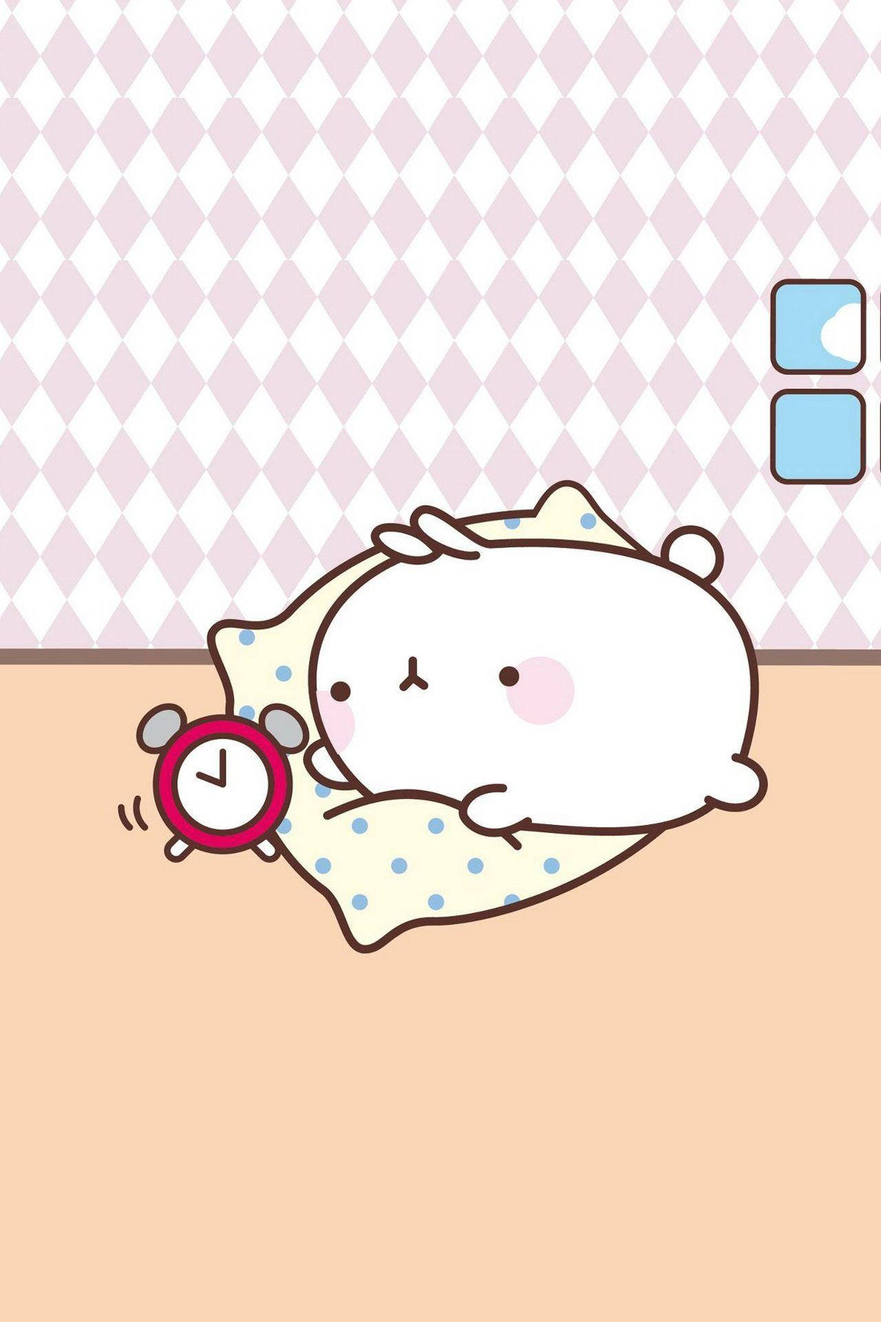 Molang 桌布 壁紙 — 一隻可愛的白色卡通熊在床上安睡，旁邊有一個紅色鬧鐘，背景是粉紅色和白色的菱形圖案牆壁。