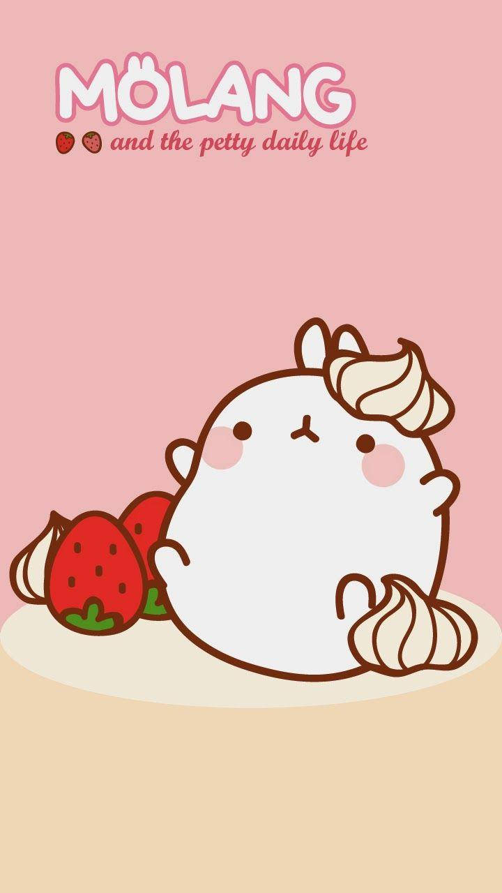 Molang 桌布 壁紙 — 一隻可愛的白色卡通牛，帶有奶油色螺旋角，在柔軟的粉紅色背景上躺在草莓旁邊。