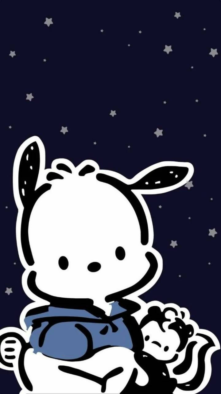 Pochacco 桌布 壁紙 — 一隻可愛的白色卡通狗，有黑色耳朵和藍色連帽衫，坐在星空下，抱著一個小毛絨玩具。