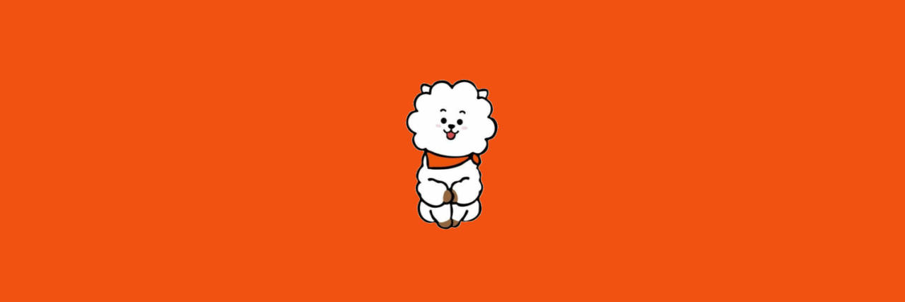 rj bt21 桌布 壁紙 — 一隻可愛的白色卡通狗戴著紅色項圈，快樂地坐在純橙色背景中央。