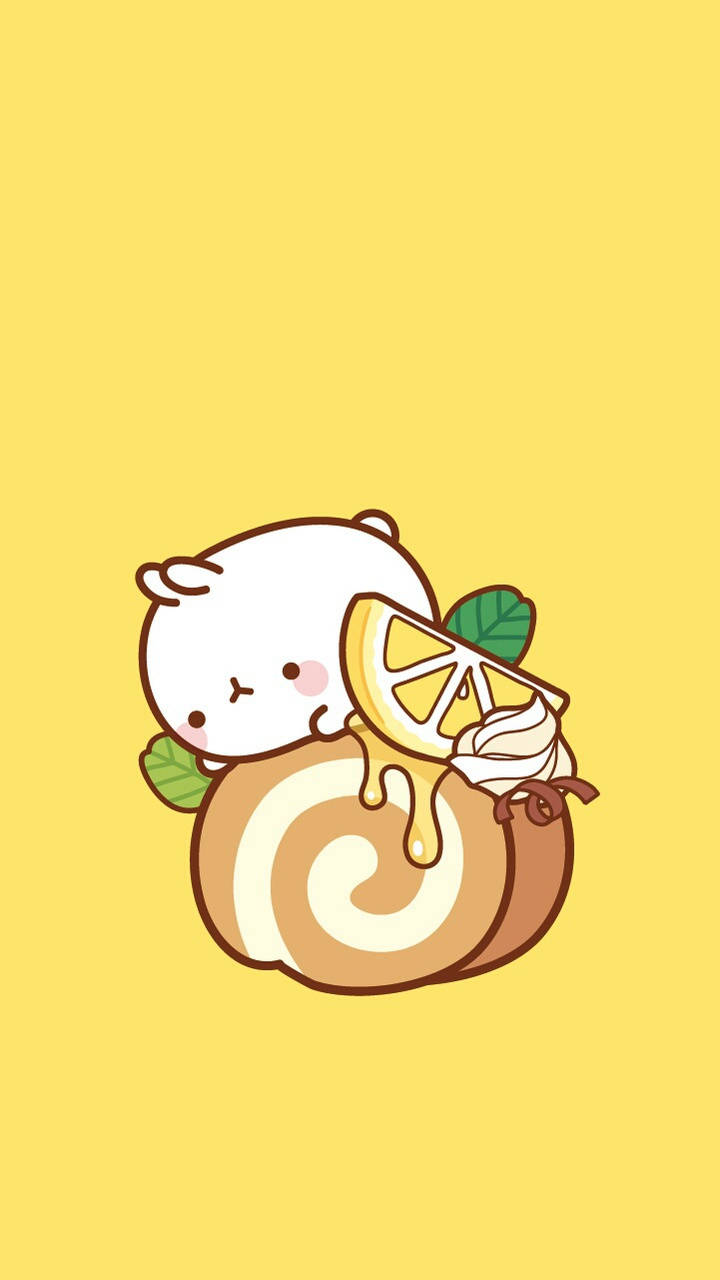 Molang 桌布 壁紙 — 一隻可愛的白色卡通貓咪蜷縮在螺旋檸檬蛋糕中，滴著蜂蜜和薄荷葉，背景為純黃色。