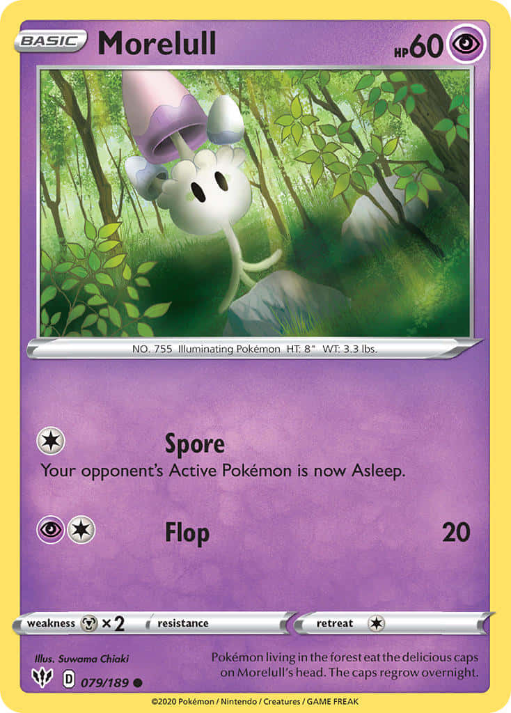 Pokemon Card 桌布 壁紙 — 一隻可愛的白色寶可夢，頭上有蘑菇帽，從茂密綠色森林的樹木後面探出頭來。