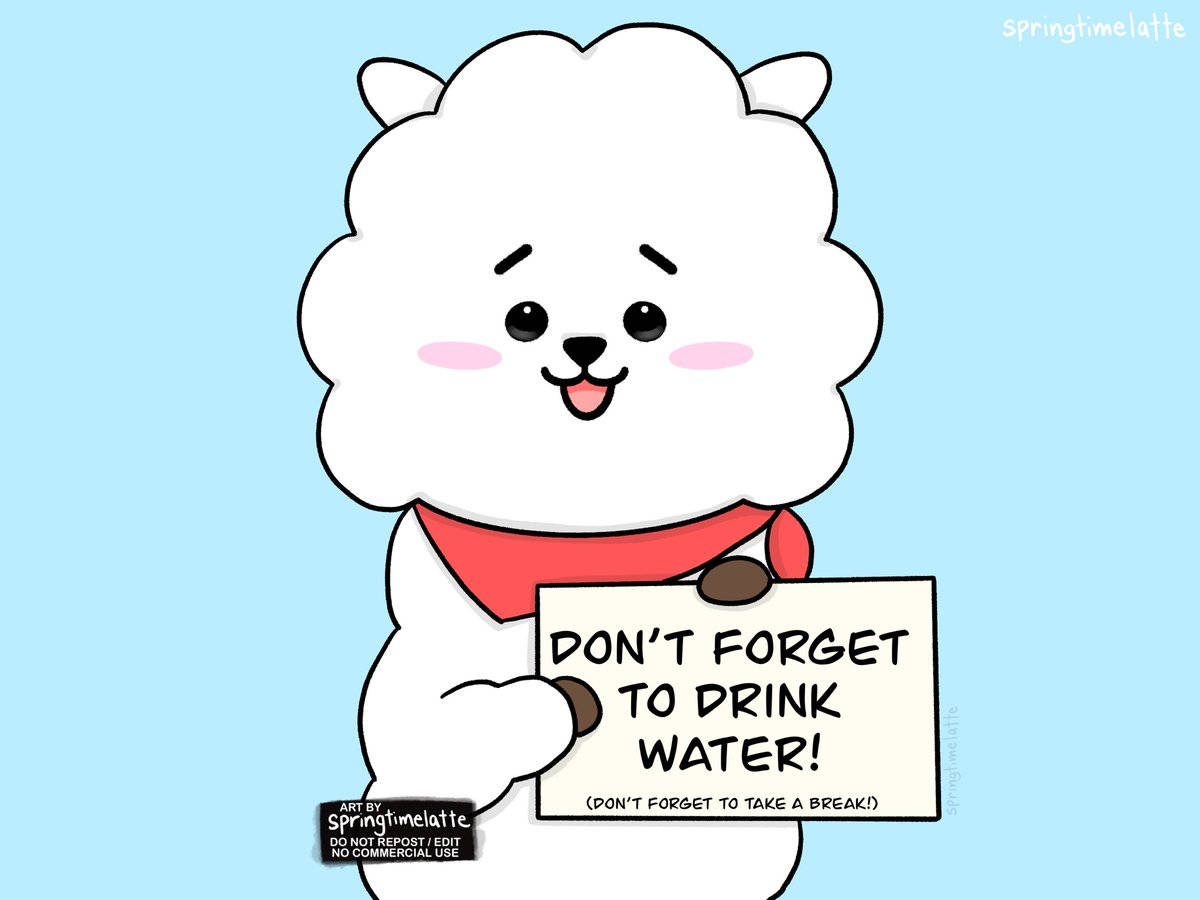 rj bt21 桌布 壁紙 — 一隻可愛的白色毛絨卡通羊，戴著紅色頭巾，在淺藍色背景前舉著一個牌子，提醒觀眾喝水休息。
