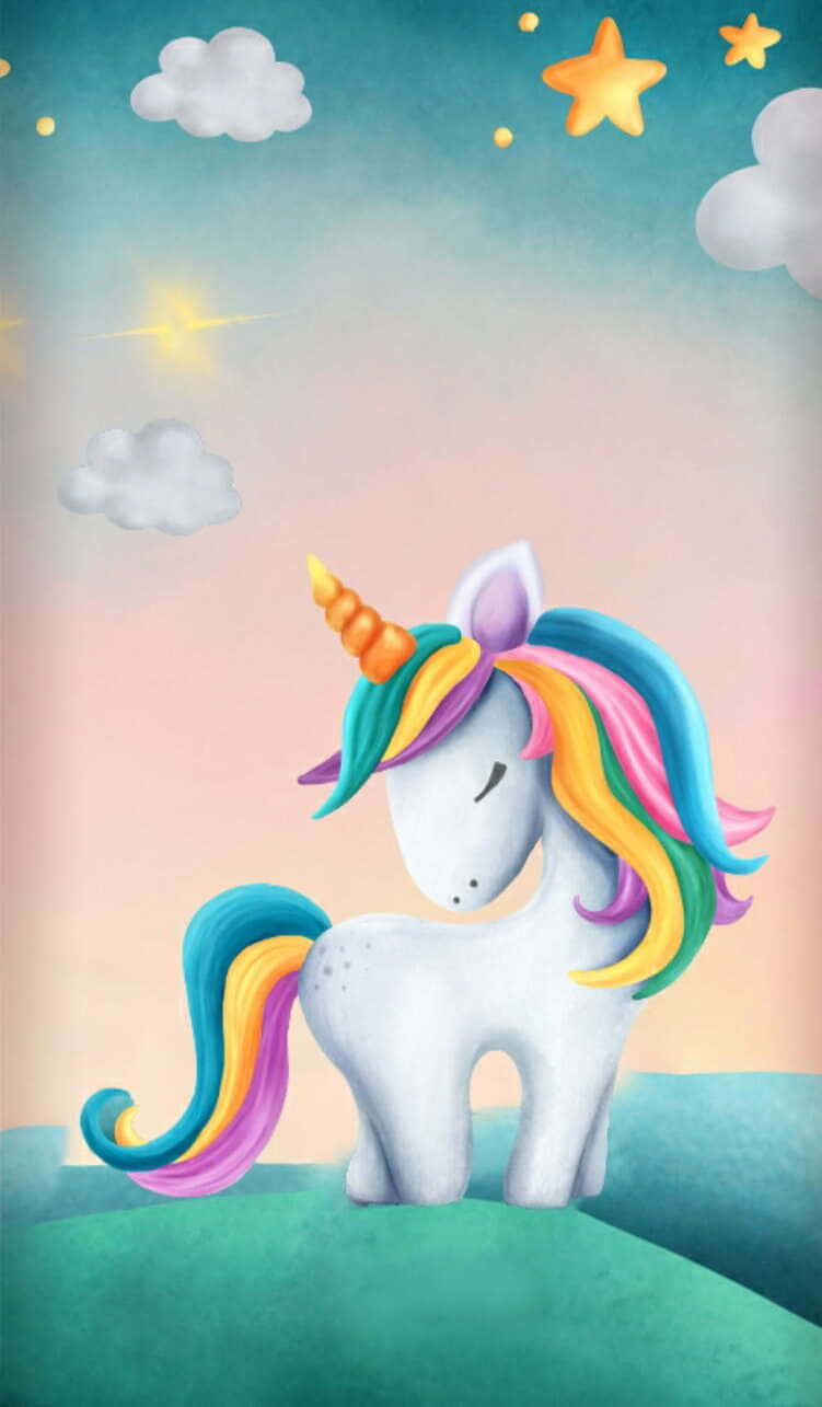 Cute Unicorn 桌布 壁紙 — 一隻可愛的白色獨角獸，擁有彩虹鬃毛和角，在星星和雲朵的粉彩天空下，靜靜地站在綠色山丘上。