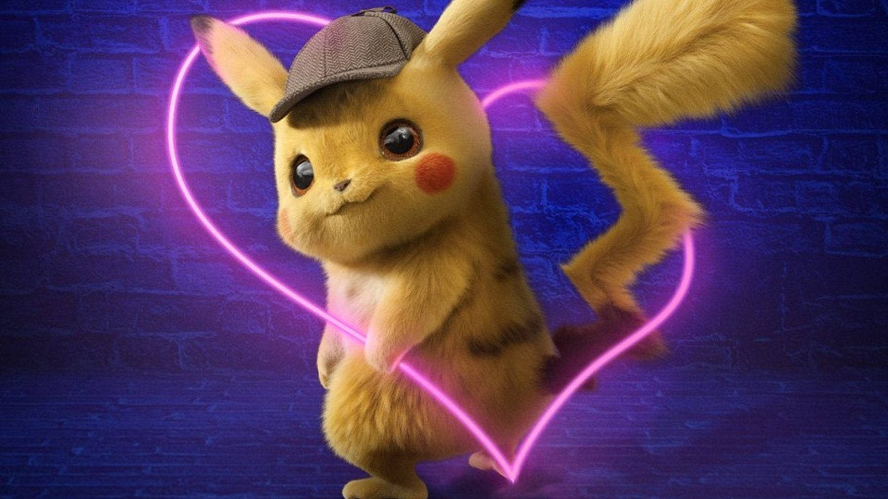 pikachu 3d 桌布 壁紙 — 一隻可愛的皮卡丘戴著偵探帽，在深藍色磚牆前拿著一個發光的粉紅色愛心。