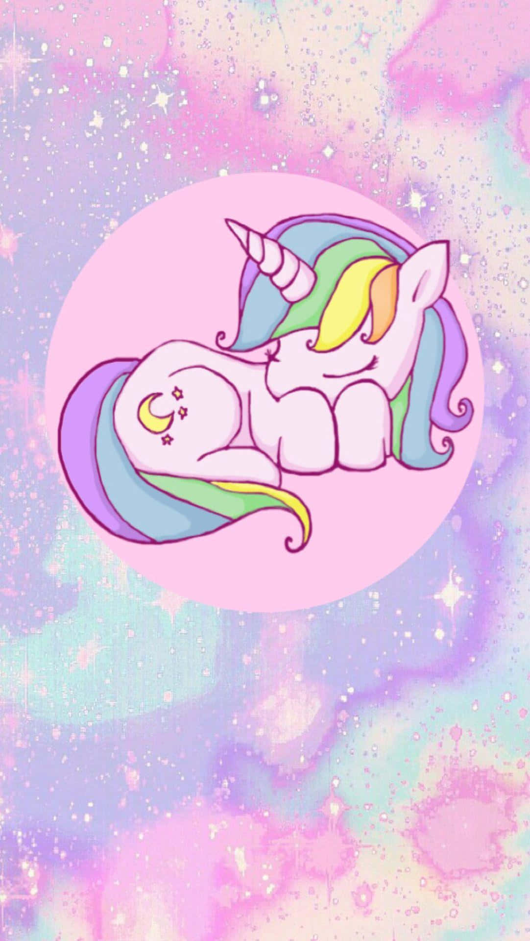 Cartoon Unicorn 桌布 壁紙 — 一隻可愛的睡夢中的獨角獸，擁有彩虹鬃毛，在粉紅色圓圈內休息，背景是閃爍的粉彩銀河。