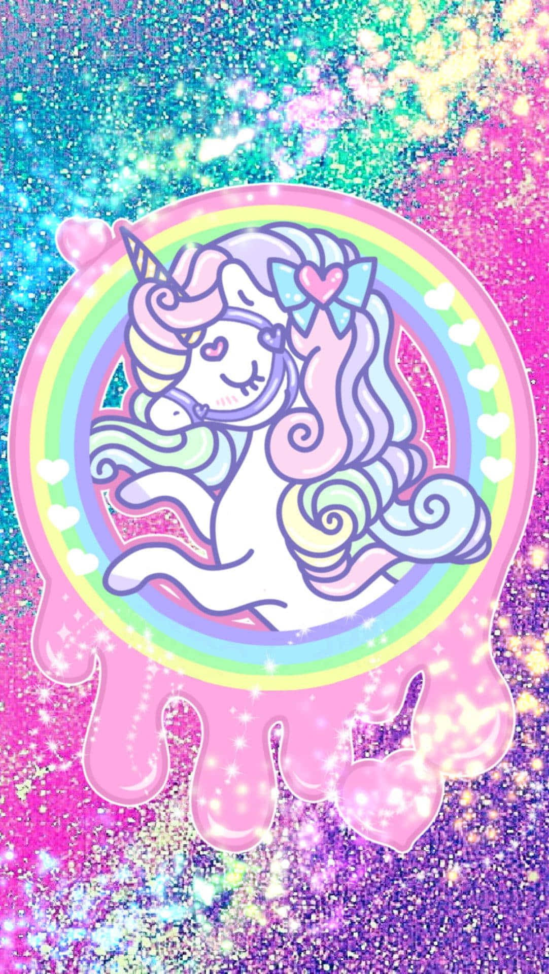Rainbow Glitter 桌布 壁紙 — 一隻可愛的粉彩獨角獸，擁有彩虹鬃毛和心形蝴蝶結，漂浮在滴落的粉紅色圓圈內，背景是閃閃發光的多色背景。