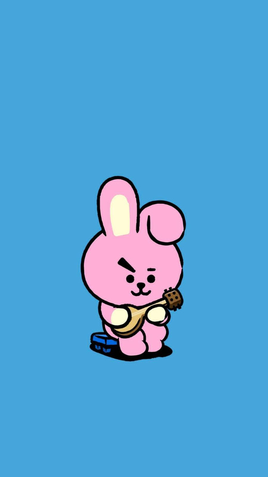 Cooky Bt21 桌布 壁紙 — 一隻可愛的粉紅色卡通兔子帶著憤怒的表情，在純藍色背景前彈奏一把小吉他。
