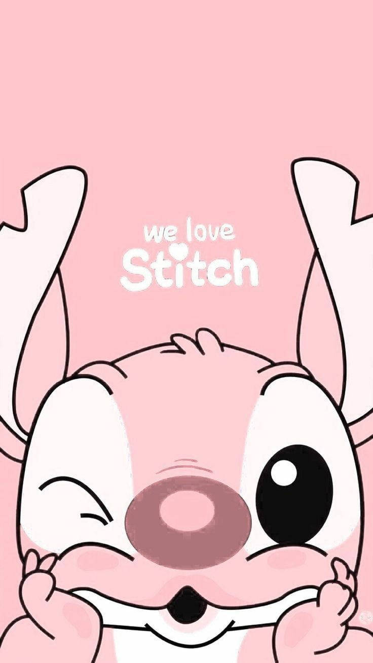 Stitch And Angel 桌布 壁紙 — 一隻可愛的粉紅色史迪奇，單眼閉著，雙手靠近嘴巴，在純粉紅色背景上，帶有文字「我們愛史迪奇」。