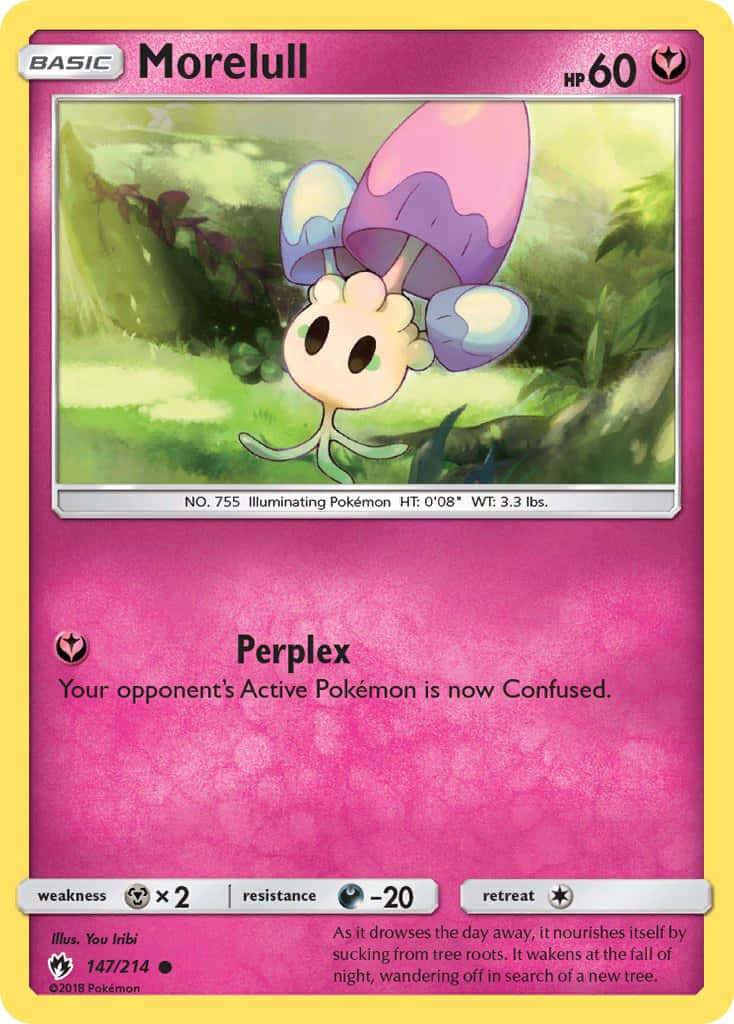 Pokemon Card 桌布 壁紙 — 一隻可愛的粉紅色和紫色蘑菇寶可夢名為 Morelull，站在光線柔和的茂密綠色森林中。