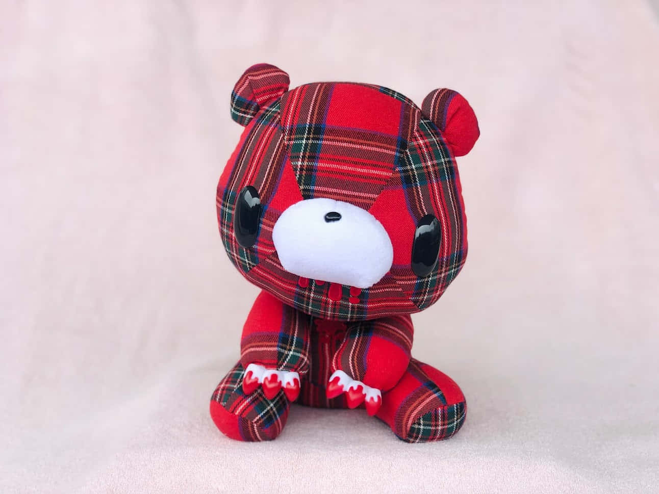 gloomy bear 桌布 壁紙 — 一隻可愛的紅色格紋絨毛熊，直挺挺地坐在柔軟的白色表面上。