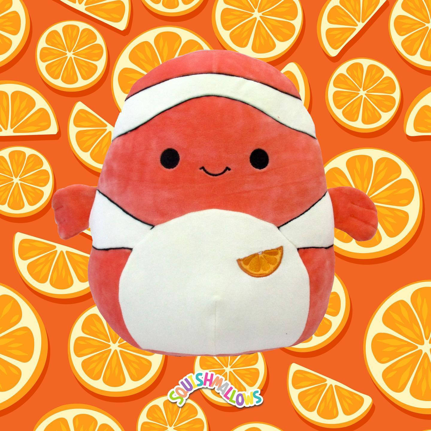一隻紅色毛絨小丑魚，帶有白色條紋和肚子上的一片柳橙。 — Squishmallows 壁紙