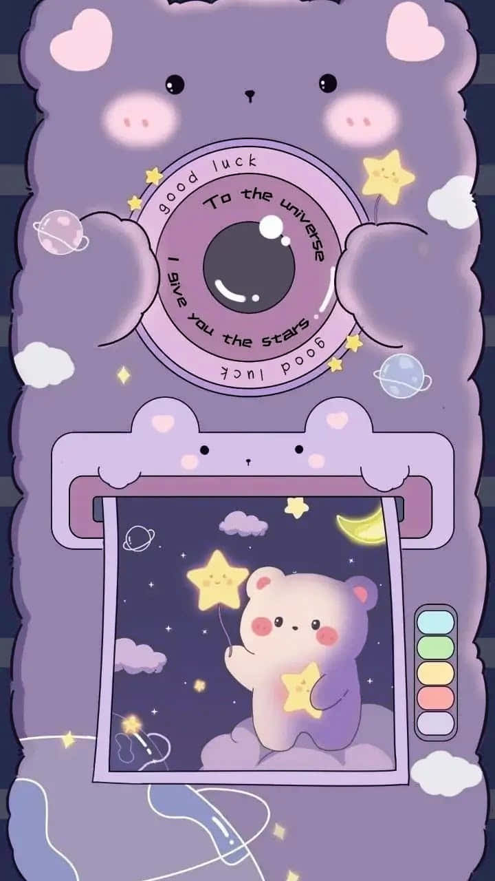 720x1280 桌布 壁紙 — 一隻可愛的紫色熊拿著相機，列印出一張在夜空下有雲和行星的熊拿著星星的照片。