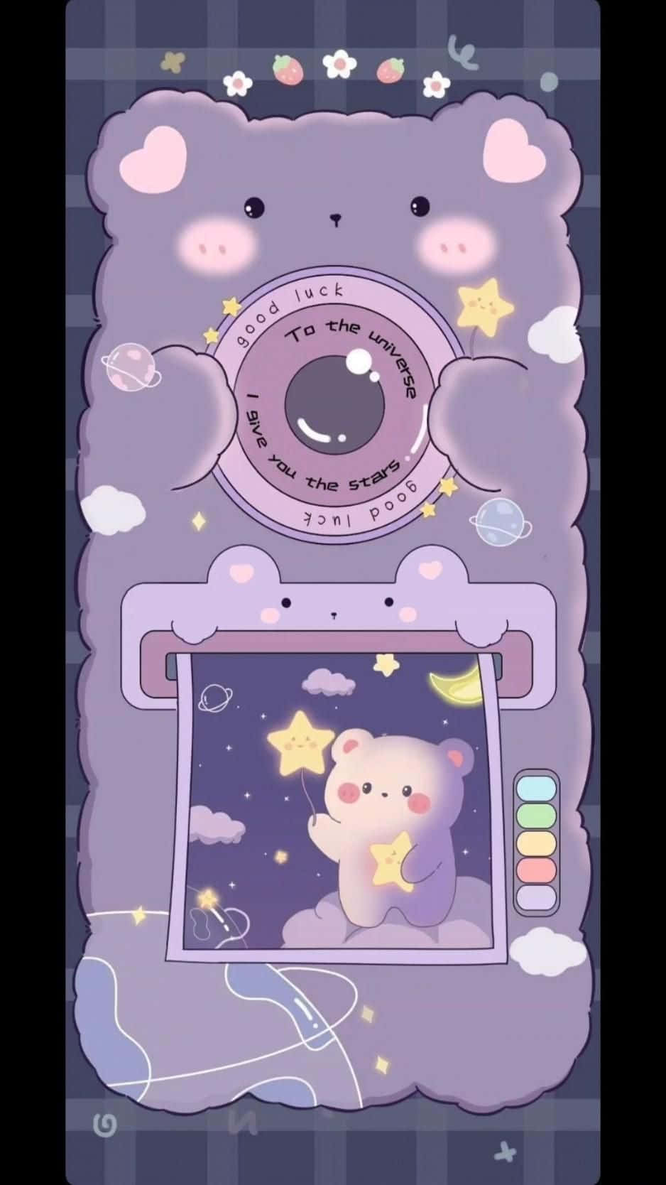Bear iPhone 桌布 壁紙 — 一隻可愛的紫色熊拿著相機，相機上有星星圖案的照片打印，顯示一隻熊在月光下的天空下揮手。