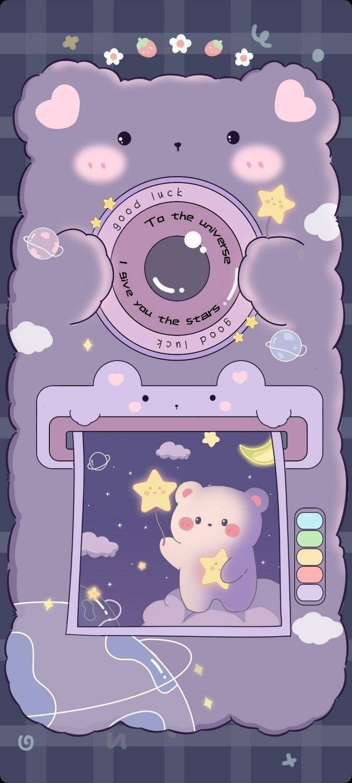 Girly Galaxy 桌布 壁紙 — 一隻可愛的紫色熊拿著相機，相機印出的星星照片顯示一隻熊在夜空下抱著星星，背景有雲和行星。